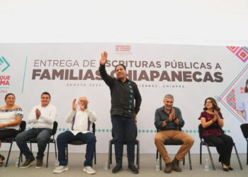 Eduardo Ramírez entrega escrituras y otorga certeza jurídica a familias chiapanecas