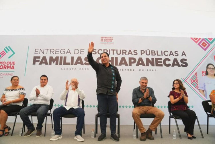 Eduardo Ramírez entrega escrituras y otorga certeza jurídica a familias chiapanecas