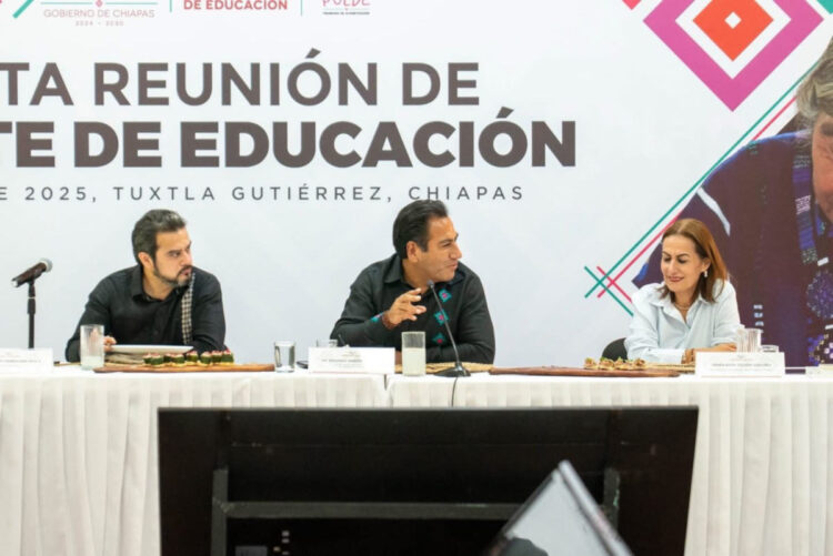 Junto al batallón educativo, Eduardo Ramírez revisa avances de la alfabetización en Chiapas