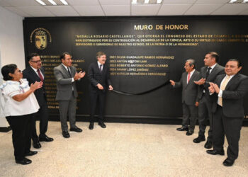 Impone Eduardo Ramírez Medalla ‘Rosario Castellanos’ a Natalio Hernández Hernández