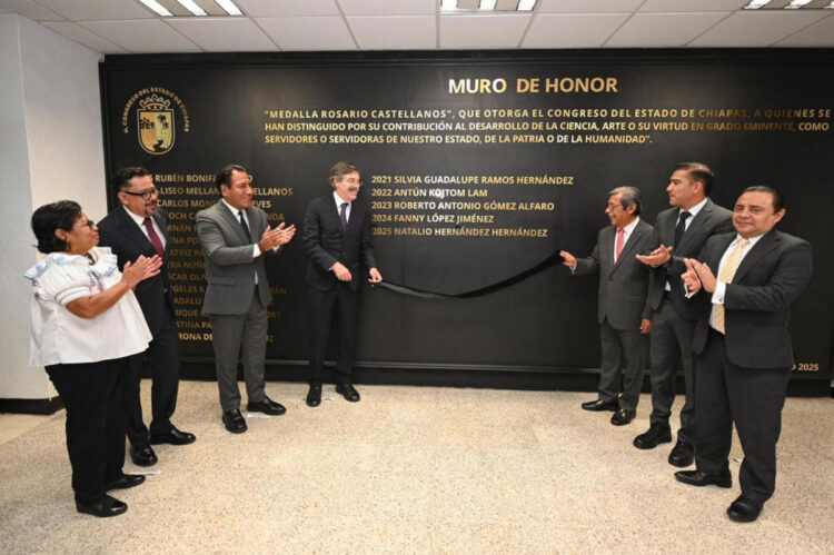 Impone Eduardo Ramírez Medalla ‘Rosario Castellanos’ a Natalio Hernández Hernández