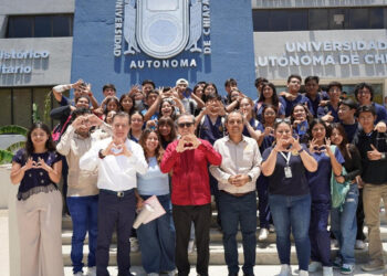 Paco Chacón entrega chips de Conecta Chiapas en el Festival Ocelote de la Unach