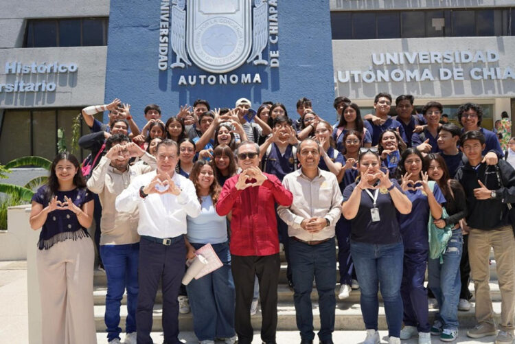 Paco Chacón entrega chips de Conecta Chiapas en el Festival Ocelote de la Unach
