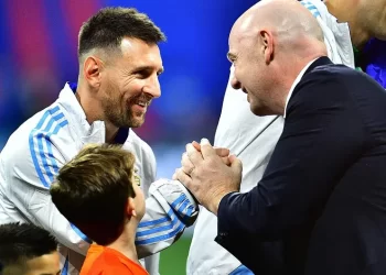 Gianni Infantino celebra gol de Messi contra México
