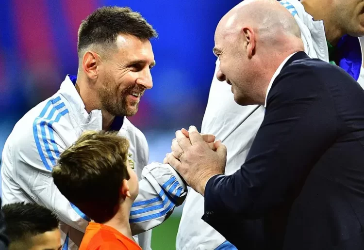 Gianni Infantino celebra gol de Messi contra México