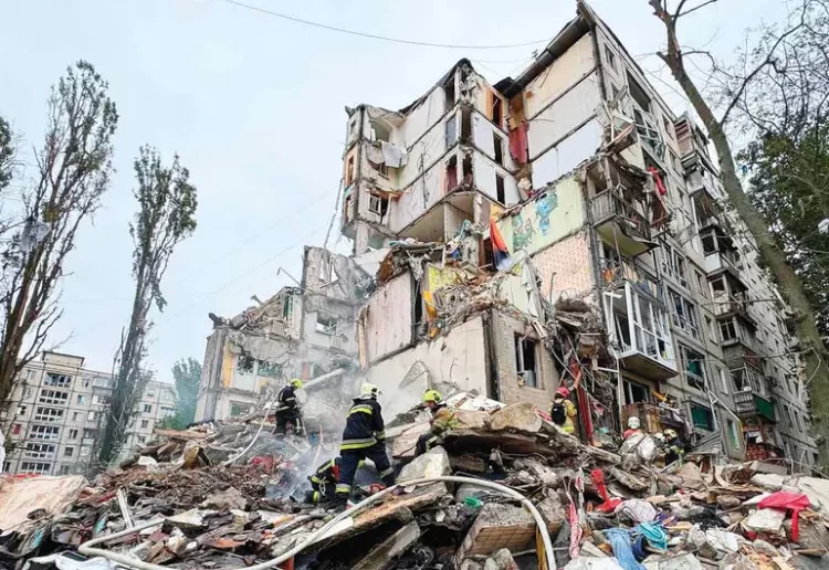 Rusia ataca Kiev e ignora ultimátum de EU; suman 26 muertos