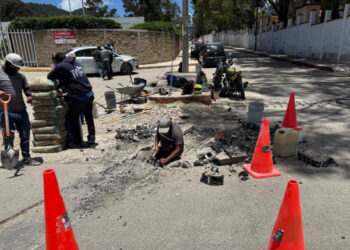 Continúa Obras Públicas atendiendo problemas de baches en San Cristóbal