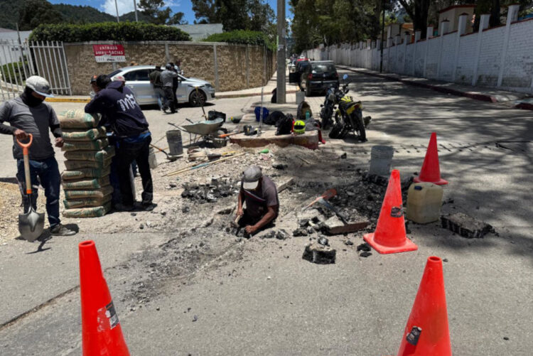 Continúa Obras Públicas atendiendo problemas de baches en San Cristóbal