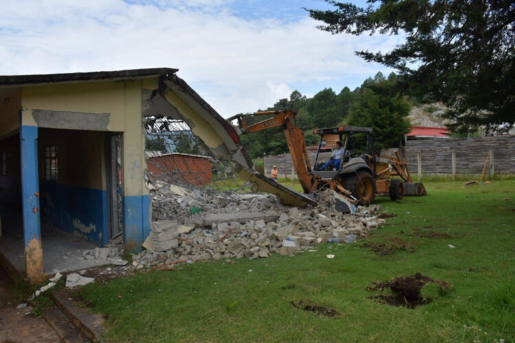 Ayuntamiento de SCLC atiende con inmediatez derrumbe controlado de salones en la primaria Miguel Utrilla de Rancho Nuevo