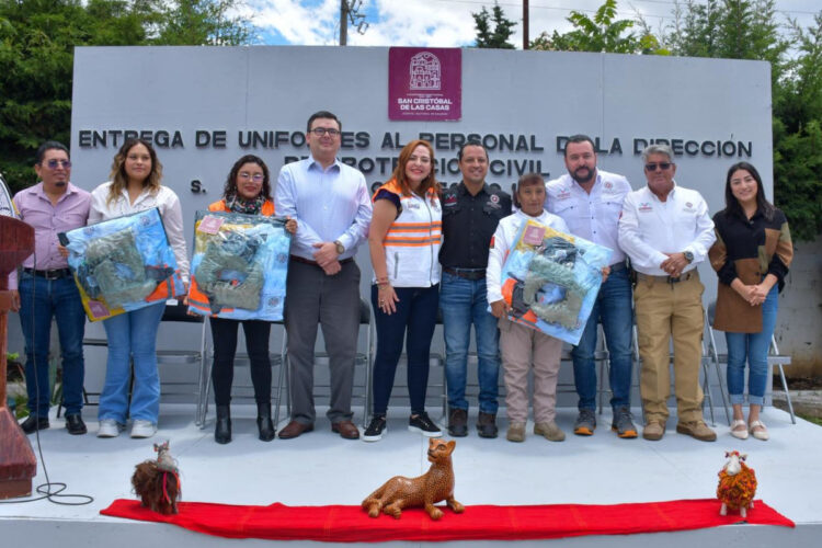 Equipan a elementos de PC con uniformes y desfibrilador para emergencias cardíacas