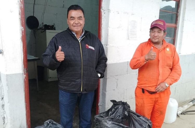 Trabajadores de Limpia Municipal recolectan tapitas con causa en SCLC
