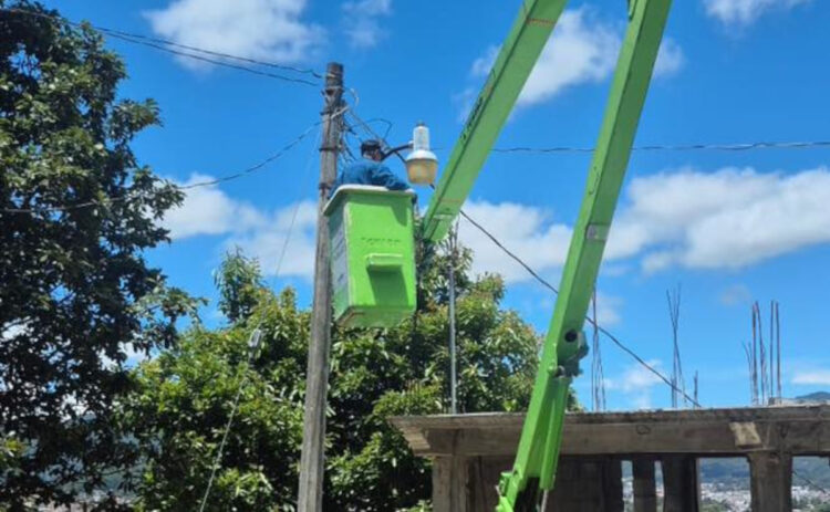 Atienden mantenimiento e instalación de luminarias en distintos puntos de SCLC
