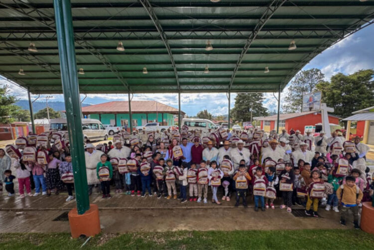 Ayuntamiento entrega mochilas y útiles escolares en Corazón de María