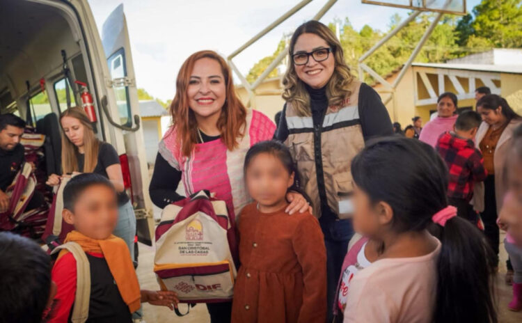 En el Escalón, Fabiola Ricci realiza entrega de mochilas escolares