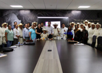 Atiende Secretaría de Educación a autoridades municipales y educativas de Chamula