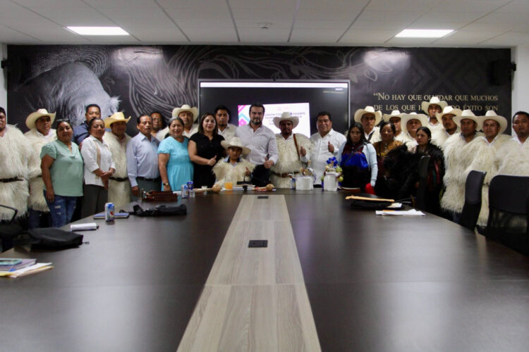 Atiende Secretaría de Educación a autoridades municipales y educativas de Chamula