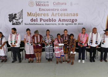Presidenta Claudia Sheinbaum entrega créditos a la palabra a mujeres artesanas de Amuzgo