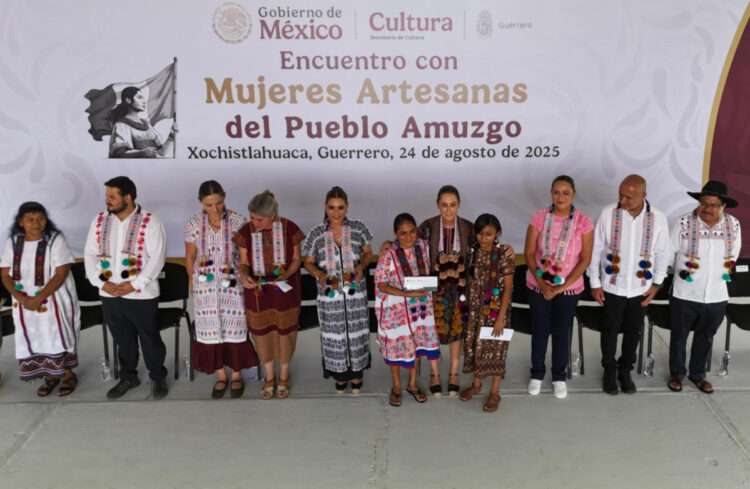 Presidenta Claudia Sheinbaum entrega créditos a la palabra a mujeres artesanas de Amuzgo