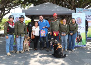 Unidad Canina de Búsqueda y Rescate recaudaalimento para perritos de refugios