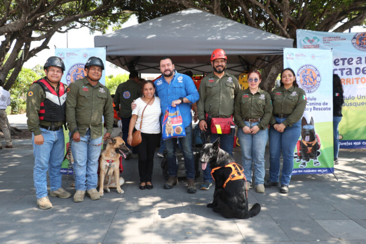 Unidad Canina de Búsqueda y Rescate recaudaalimento para perritos de refugios