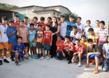 Valeria Rosales entrega cinco calles en Domingo Chanona