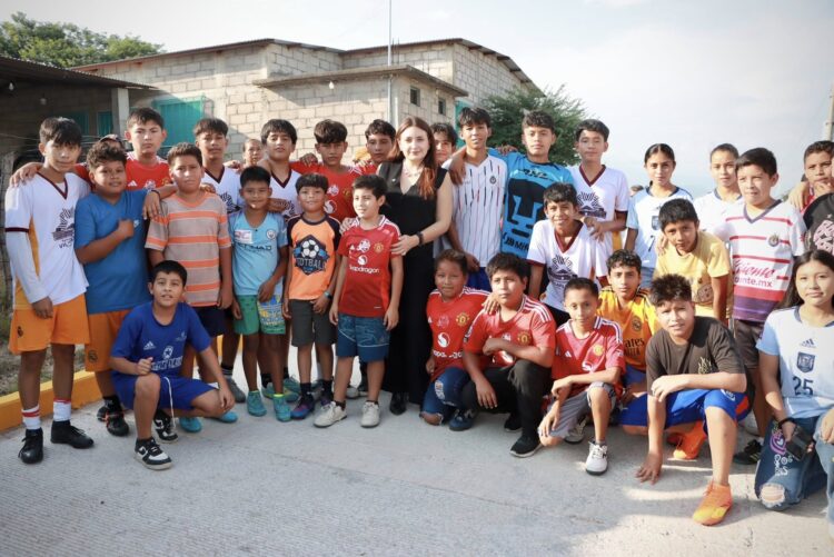 Valeria Rosales entrega cinco calles en Domingo Chanona