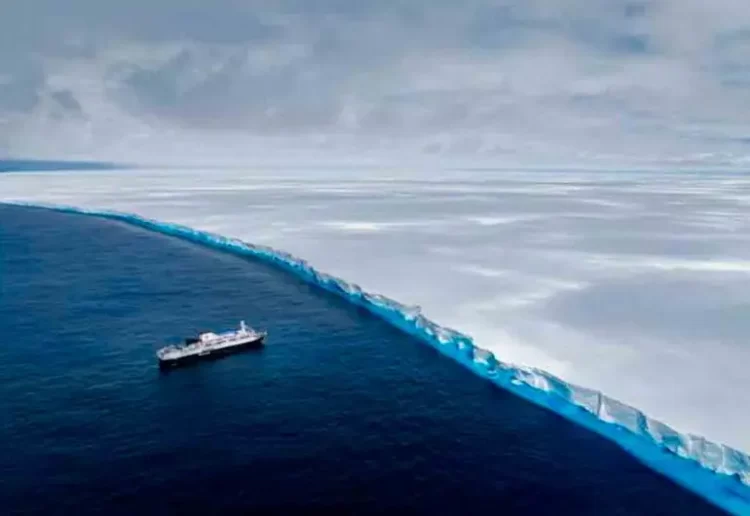 Colosal iceberg más longevo del mundo se desintegra tras viajar 40 años por el Atlántico