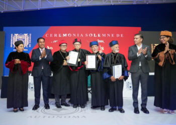 Eduardo Ramírez asiste a ceremonia de investidura de Doctorado Honoris Causa que otorga la Benemérita Unach