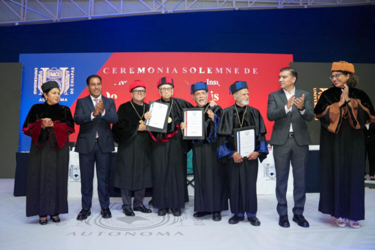 Eduardo Ramírez asiste a ceremonia de investidura de Doctorado Honoris Causa que otorga la Benemérita Unach