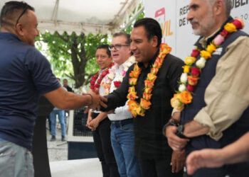 Eduardo Ramírez entrega apoyos del programa Reporte Móvil a locatarias y locatarios de Tuxtla