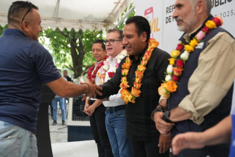 Eduardo Ramírez entrega apoyos del programa Reporte Móvil a locatarias y locatarios de Tuxtla