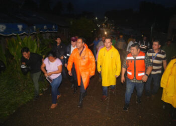En Tapachula, Eduardo Ramírez atiende a familias afectadas por lluvias en la colonia Campestre Corlay