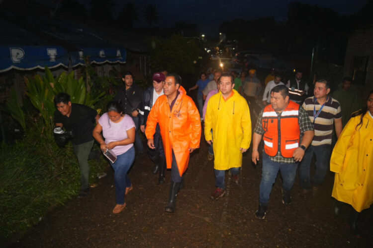 En Tapachula, Eduardo Ramírez atiende a familias afectadas por lluvias en la colonia Campestre Corlay