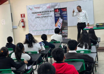 Instalan stand informativo e imparten pláticas a estudiantes en Bochil