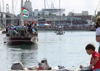 Flotilla humanitaria hacia Gaza regresa a Barcelona por mal clima, pero mantiene su misión solidaria