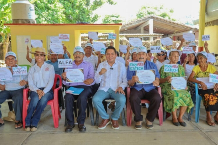 Icatech entrega constancias de la Misión Alfa a alfabetizandos