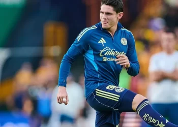 Israel Reyes lanza ‘dardo’ a Chivas