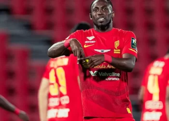 Julián Quiñones estrena ‘look’ y comanda triunfo de Al Qadasiya