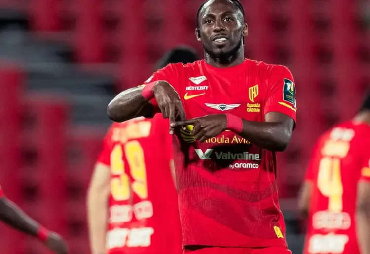 Julián Quiñones estrena ‘look’ y comanda triunfo de Al Qadasiya