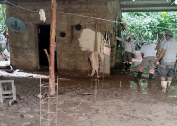 Lluvias dejan desbordamiento de ríos, caída de puentes y derrumbes en carreteras