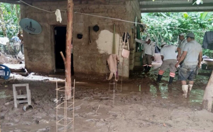 Lluvias dejan desbordamiento de ríos, caída de puentes y derrumbes en carreteras