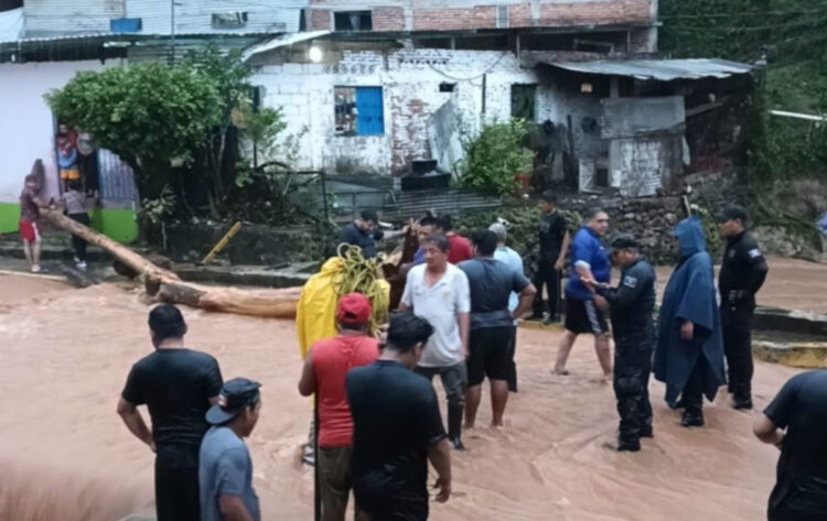 Implementan evacuación preventiva y acciones por fuertes lluvias en Tapachula