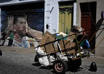 Milei golpea la economía real; argentinos siguen padeciendo pobreza