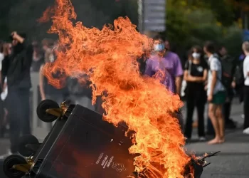 Miles en Francia realizan protestas violentas por recortes en el presupuesto del Gobierno