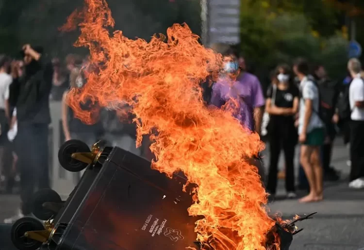 Miles en Francia realizan protestas violentas por recortes en el presupuesto del Gobierno