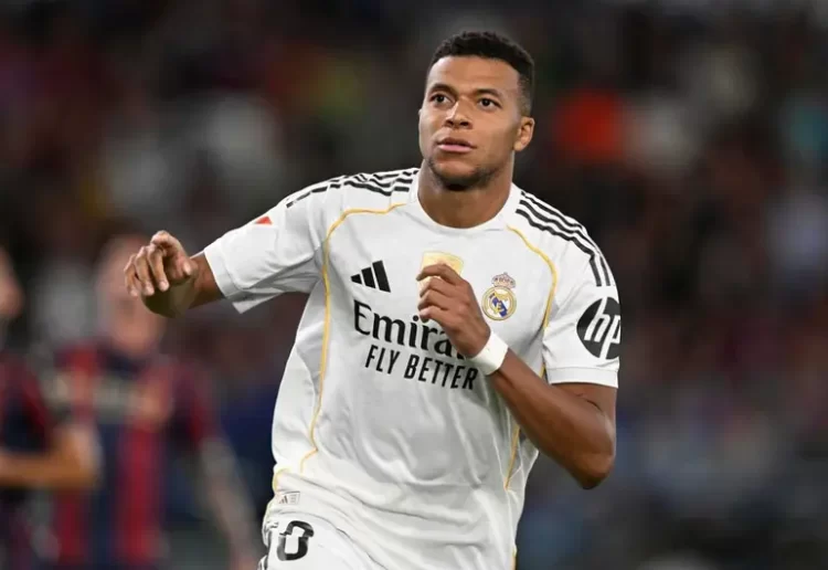 Real Madrid golea y se afianza en la cima de LaLiga