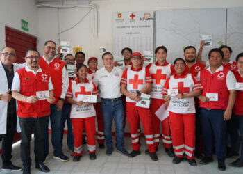 Paco Chacón entregó chips de Reporte Móvil a la CRM