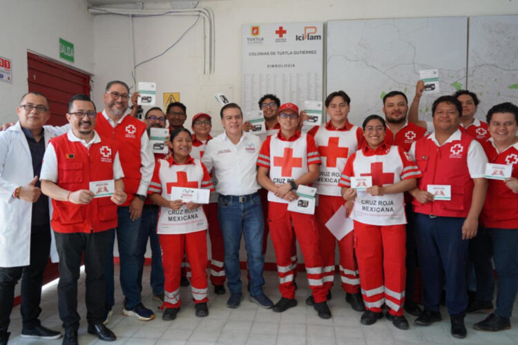 Paco Chacón entregó chips de Reporte Móvil a la CRM