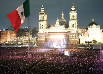 No hay nadie como Residente, no se calla nada; así fue su concierto en el Zócalo capitalino