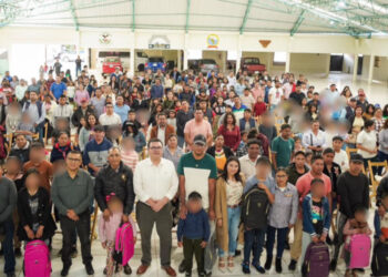 Ayuntamiento entrega mochilas y útiles escolares a hijos de trabajadores del SUTRAM